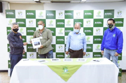 Cortolima entrega planes municipales de gestión del riesgo en día mundial del clima