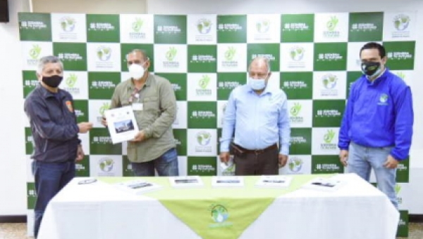 Cortolima entrega planes municipales de gestión del riesgo en día mundial del clima