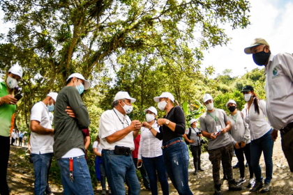 Empresarios y líderes gubernamentales re afirman su compromiso con el Río Combeima