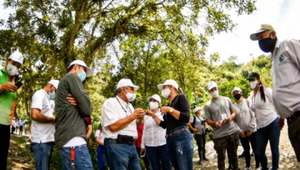 Empresarios y líderes gubernamentales re afirman su compromiso con el Río Combeima