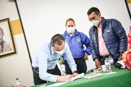 Cortolima firma convenio de seguridad alimentaria con la Alcaldía de Anzoátegui