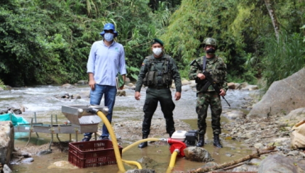 16 capturados y maquinaria incautada por minería ilegal en el río La Yuca entre Líbano y Santa Isabel