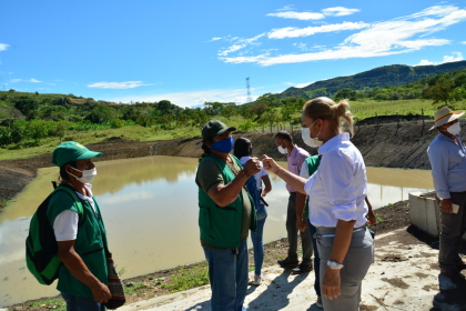 Directora de Cortolima entrega reservorio en Balsillas, Ortega