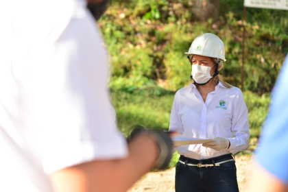 Directora de Cortolima recorrió obras del colector sobre la quebrada La Guadaleja