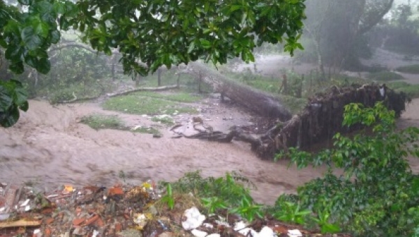 Las fuertes lluvias generaron inundaciones y alteraciones en las vías de la ciudad