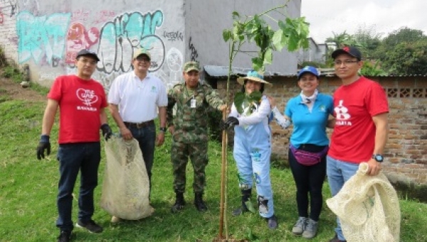 Ibagué cumplió. 400 voluntarios limpiaron la quebrada "El Tejar"