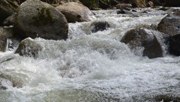 Cortolima hace seguimiento al recurso hídrico con equipos propios de medición hidrométrica