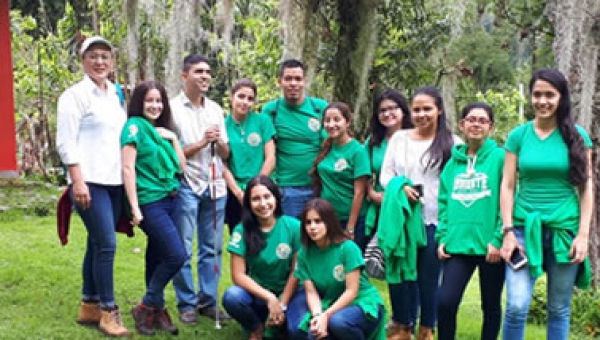 Aprenda con un experto como se avista aves con el oído