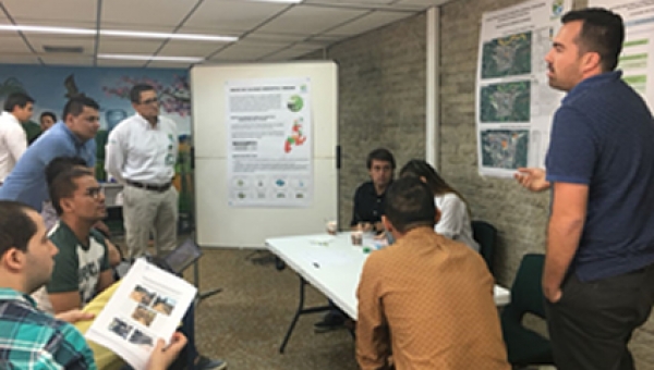 En Cortolima se desarrolla la feria de información de ordenamiento territorial.